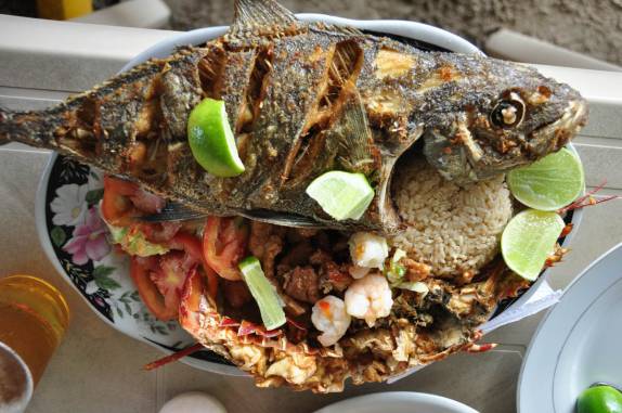 Depois do mergulho, esbaldando-se com um peixe em Providencia, ilha colombiana no Caribe